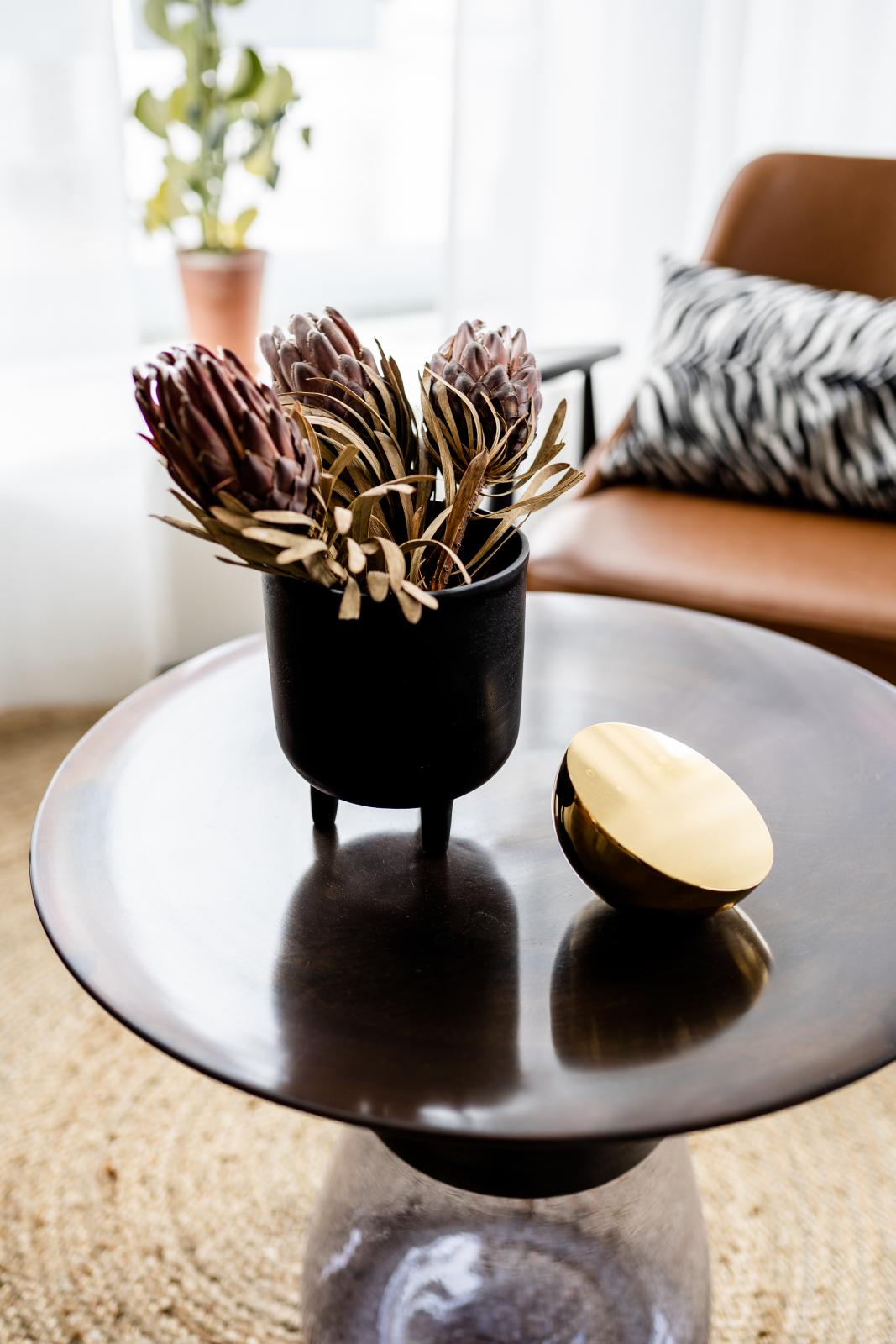 Toimiston pöydällä kukkia