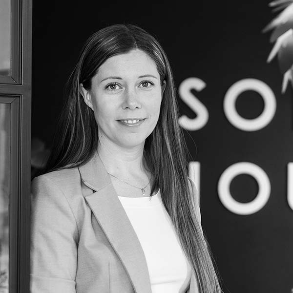 musta-valkoisessa kuvassa tummahiuksinen nainen Erika Sjö
