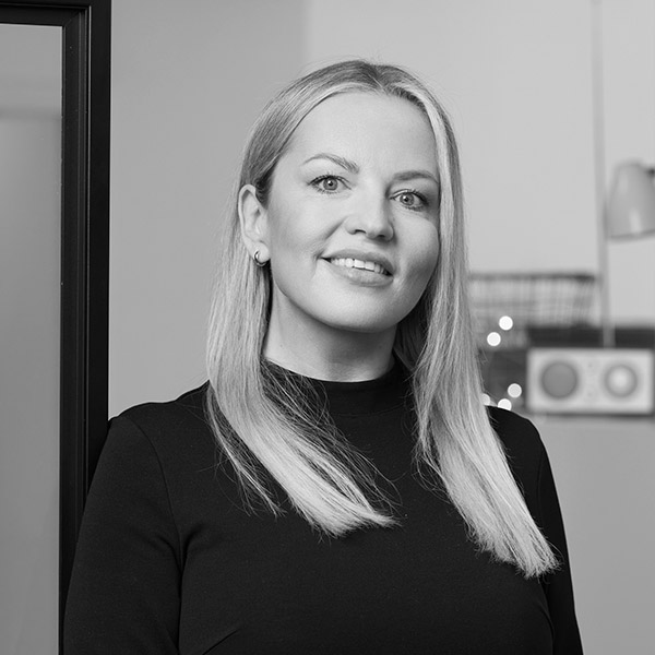Solid House kiinteistönvälittäjä Anna Pesonius musta-valkokuvassa