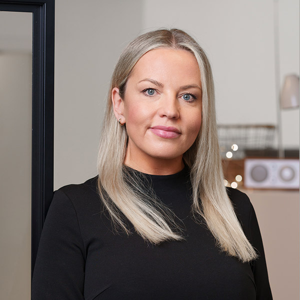 Solid House kiinteistönvälittäjä Anna Pesonius värikuvassa