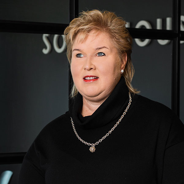 Nainen mustissa vaatteissa