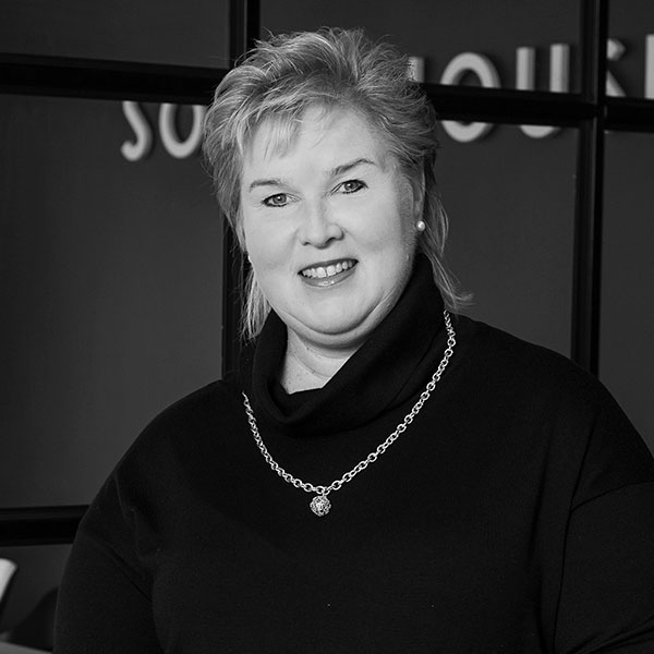 Nainen mustissa vaatteissa