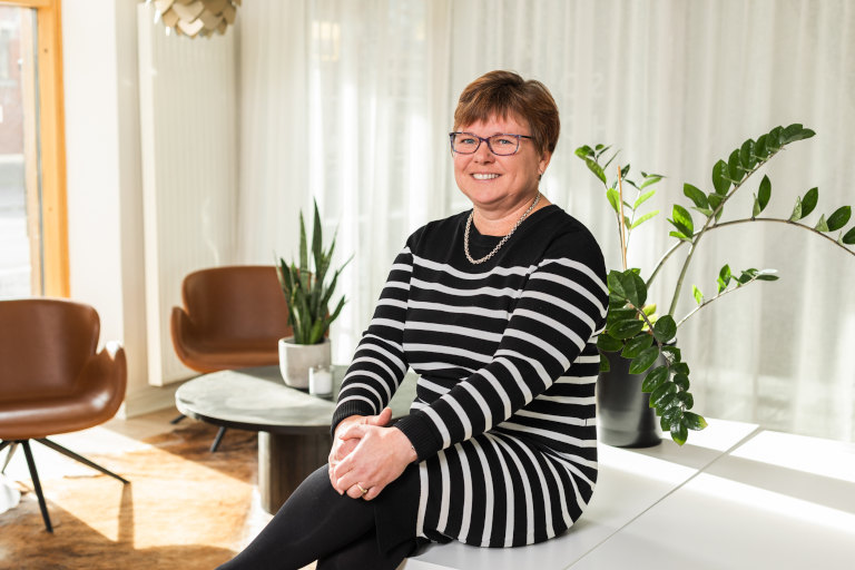 Sari ja raidallinen pusero.