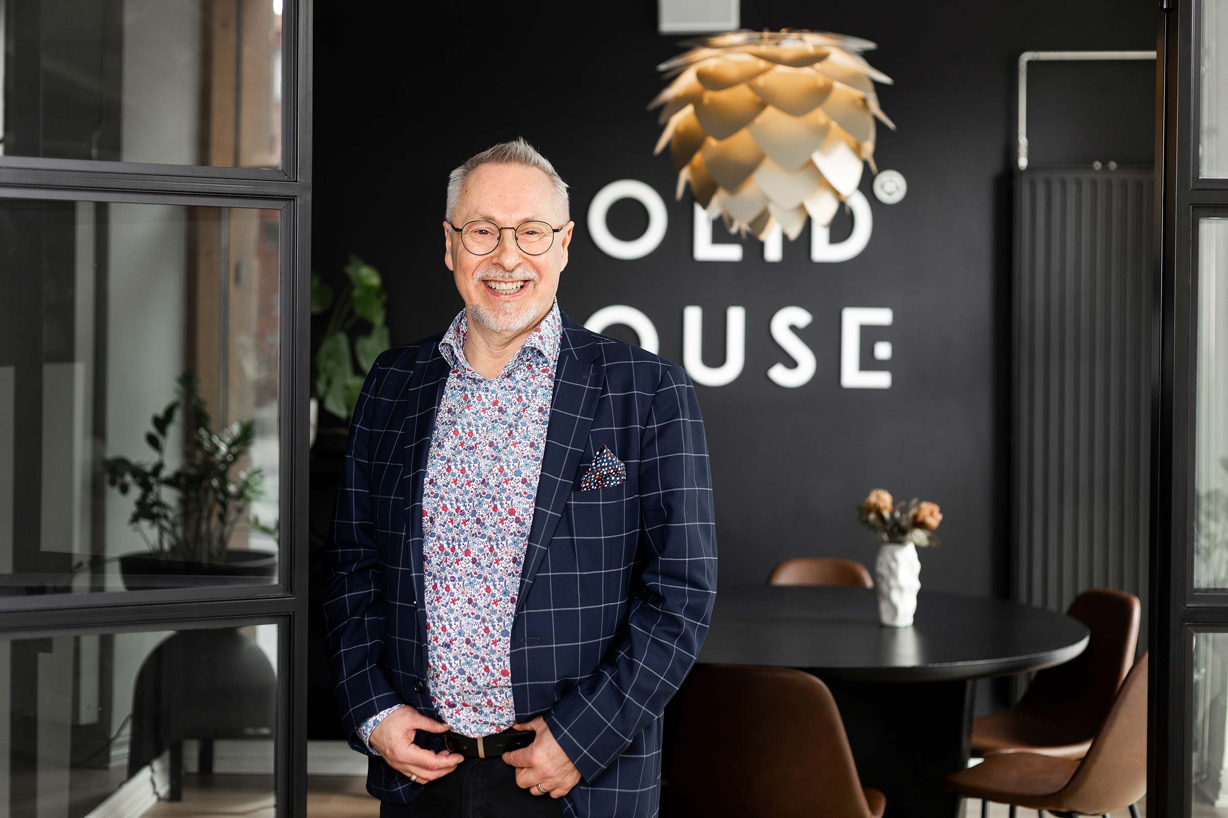 Solid House kiinteistönvälittäjä Ari Patama hymyilee värikuvassa