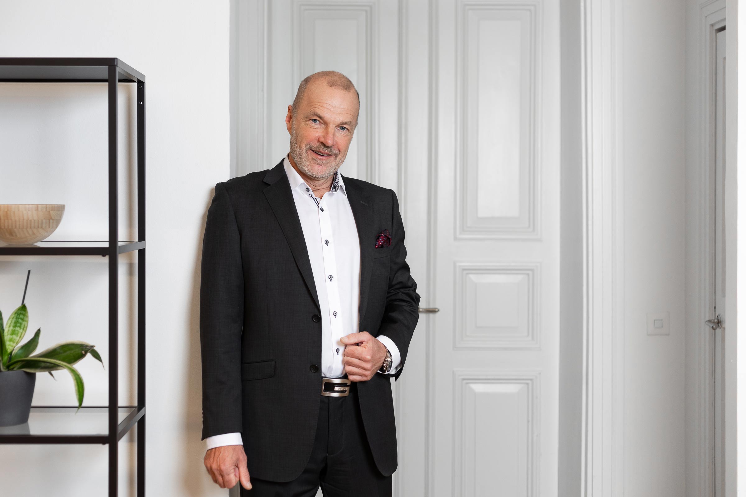 Jukka Laine seisoo hyllyn vieressä
